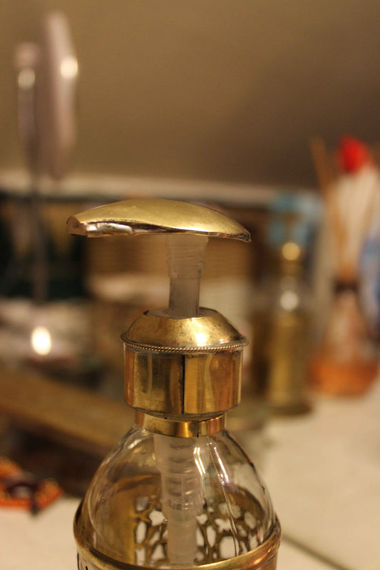 Marrokansk Sæbeflaske i håndskåret messing mønster fra Marokko designet af Maro Living