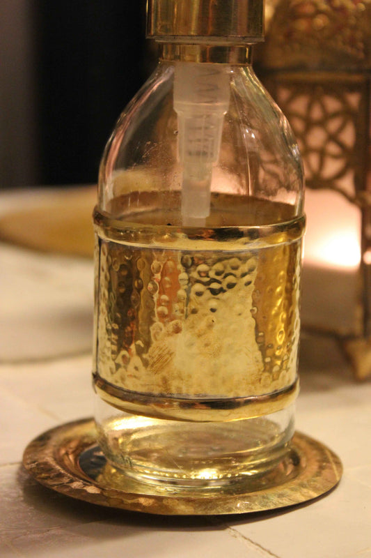 Marrokansk sæbeflaske i messing zoomet ind fra Maro Living