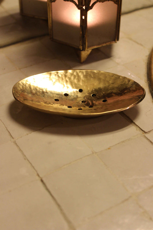 Håndlavet sæbeskål i hamret messing - Maro Living