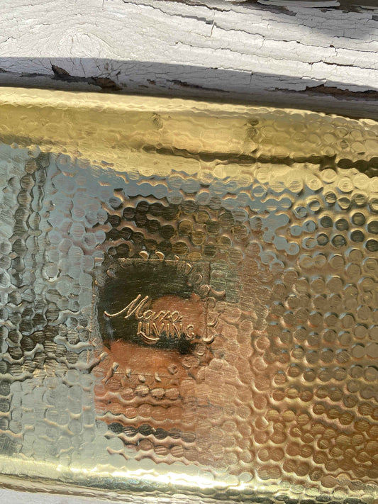 Håndlavet oval messing bakke, med hamret detaljer produceret i Marokko - Maro Living