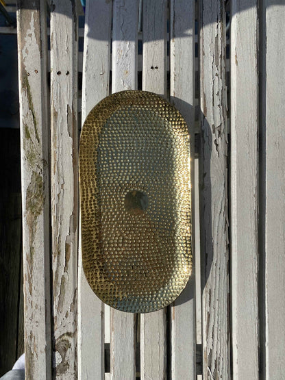 Oval håndlavet messing bakke designet i Danmark med inspiration fra Boheme og Marokko - Maro Living